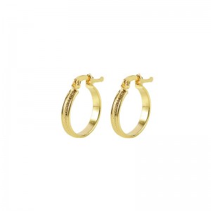 BRINCO ARGOLA PEQUENA TRABALHADA BANHADA OURO 18K SEMIJOIA